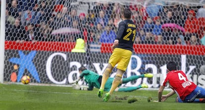 Gameiro bate a Cu&eacute;llar para firmar el tercer gol en El Molin&oacute;n.