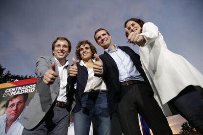 Los candidatos del PP a las elecciones del 26-M. Desde la izquierda, José Luis Martínez-Almeida, candidato a la alcaldía de la capital; Dolors Monserrat, candidata a las elecciones europeas; e Isabel Díaz Ayuso, candidata a la Comunidad, acompañados por Pablo Casado, posan durante el acto previo al inicio de campaña del partido para las elecciones del 26 de Mayo, este jueves en el Templo de Debod.