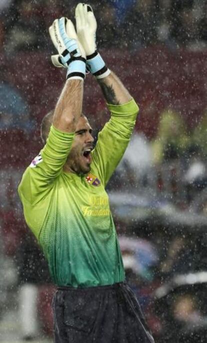 Valdés celebra el primer gol del Barça.