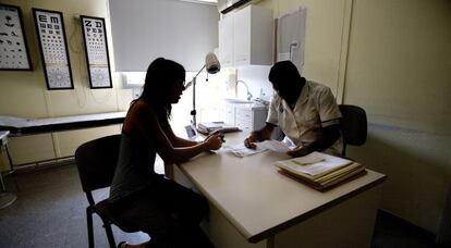 Una paciente en una consulta del centro de salud Sant Félix, en Sabadell. 
 