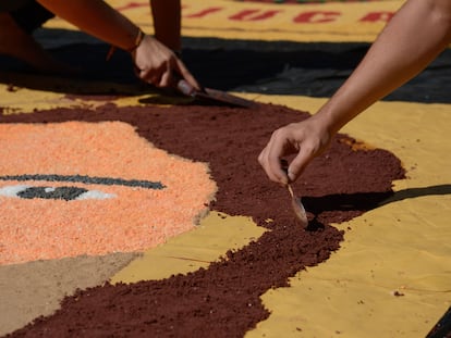 Fiéis confeccionam tapetes de sal para Corpus Christi na Catedral Metropolitana, no centro do Rio, em 2018.