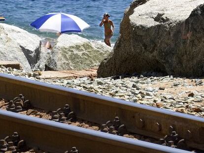 Las vías del tren junto a una de las calas del Maresme.