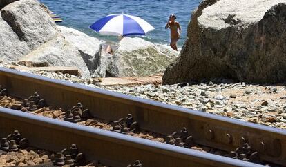 Las vías del tren junto a una de las calas del Maresme.