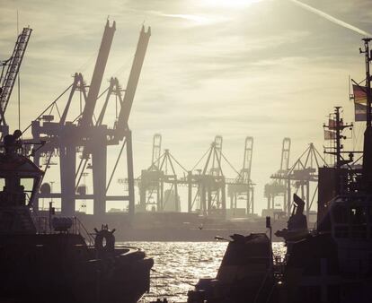 <p>La ciutat alemanya, amb el segon port d'Europa en nombre de contenidors, va subscriure en 2013 un acord amb Cisco Systems, empresa americana de base tecnològica, per adoptar mesures que milloressin la seva eficiència i reduïssin el seu impacte ambiental.</p> <p>Gràcies a aquest acord s'ha desenvolupat un sistema d'il·luminació intel·ligent i es regula el tràfic i la contaminació amb dades obtingudes a través de sensors. El port d'Hamburg gaudeix avui de tecnologia punta que ha reduït els seus costos operatius. El seu sistema de control millora el tràfic i estacionament dels contenidors i detecta riscos potencials. A més, garanteix la seguretat de les càrregues.</p>