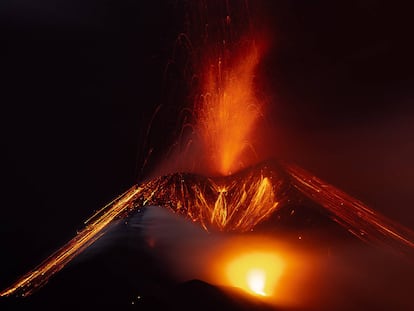 La erupción del volcán de Cumbre Viajea visto desde la montaña de Triana.