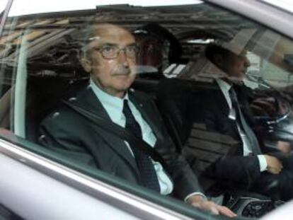 El presidente de la operadora Telecom Italia Franco Bernabe sale de la Bolsa de Milán (piazza Affari), tras presentar su dimisión. EFE/Archivo