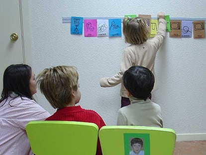 Niños afectados de autismo aprenden a través de pictogramas en la escuela especial Aleph.