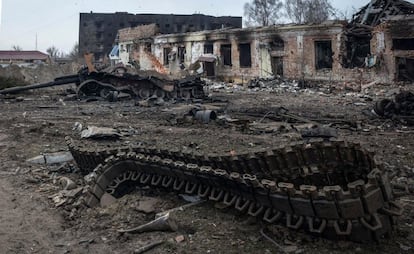 Un tanque ruso destruido tras una batalla en la ciudad de Trostyanets, región de Sumy.