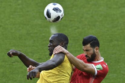 Romelu Lukaku (à esuqerda), da Bélgica, controla de cabeça uma bola em frente ao zagueiro da Tunísia Yassin Meriah durante o jogo da fase de grupos, em 23 de junho de 2018.