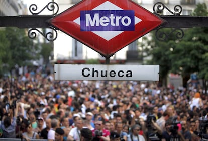 La plaza de Chueca, epicentro de las fiestas del orgullo gay, con el cartel del metro y el nombre del compositor de la zarzuela 'La Gran Vía'.