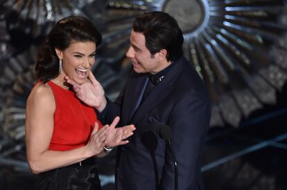 Adele Dazeem y Glom Gazingo, las grandes estrellas que nadie conoce – ¿Quién es Adele Dazeem? Fue la pregunta que la noche del 2 de marzo de 2014 se hicieron tanto los millones de seguidores de la gala de los Oscars como los asistentes al evento. No era una joven y prometedora nueva estrella, sino el nombre que John Travolta le adjudicó a Idina Menzel, la diva de Broadway responsable de darle voz a la Elsa de 'Frozen'. Pudo deberse a los nervios del directo o a que el 'teleprompter' se le hizo bola, pero el resultado fue un momento desconcertante. Minutos después, Adele Dazeem ya era una celebridad de internet con su propia cuenta en Twitter. Los compañeros de Menzel empezaron a difundir los carteles de su nuevo musical 'If/Then' sustituyendo el nombre de la estrella por Adele Dazeem y la revista 'Slate' lanzó una 'app' que “travoltizaba” cualquier nombre. Hubo un tiempo en el que Internet era un lugar feliz. Un año después la Academia tuvo el buen tierno de volver a juntarlos para presentar el premio a la mejor canción y la estrella de Broadway presentó al actor como Glom Gazingo.