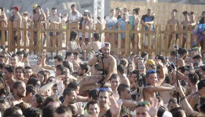 Asistentes al festival Arenal Sound, en Burriana.