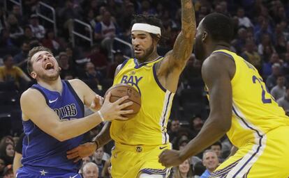 Cauley-Stein empuja a Doncic en presencia de Green.