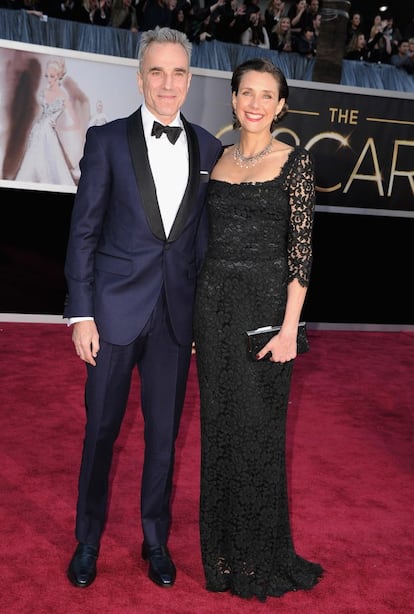 Aquí tenemos al que consideran el Oscar más cantado de esta noche, Daniel Day-Lewis, junto a su mujer Rebecca Miller.