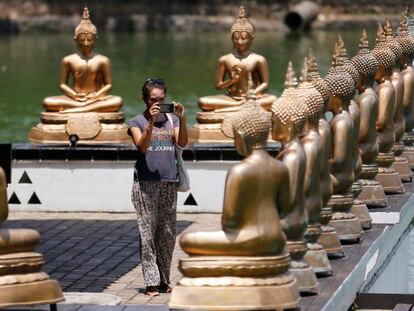 Una turista fotograf&iacute;a estatuas de Buda en un templo de Colombo, capital de Sri Lanka. 