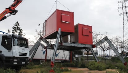 Desmontaje del último edificio de La Carpa.
