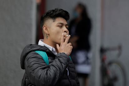 Un joven fuma un cigarrillo durante el 'Día Mundial Sin Tabaco en México',  en Ciudad de México, el 30 de mayo de 2023.