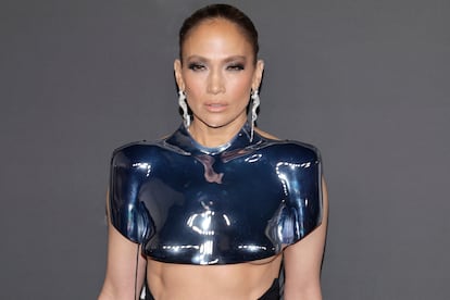 JLo con una armadura metalizada de la diseñadora originaria de Singapur Grace Ling.