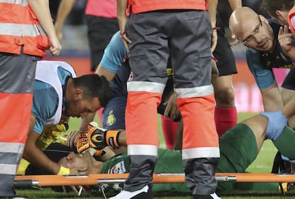 El portero del Villarreal Andrés Fernández, tras lesionarse.