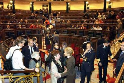 María Teresa Fernández de la Vega y, detrás, Gaspar Llamazares, conversan esta mañana con los visitantes al Congreso.