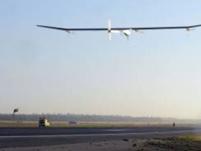 El avión solar "Solar Impulse" que tenía previsto partir mañana de Rabat rumbo a Madrid, en su viaje de vuelta a Suiza, retrasará al menos 48 horas el vuelo debido a condiciones meteorológicas desfavorables. EFE/Archivo