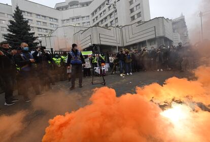 Protesta frente al Tribunal Constitucial este viernes en Kiev contra el fallo del órgano judicial que retira algunos poderes a organizaciones anticorrupción.