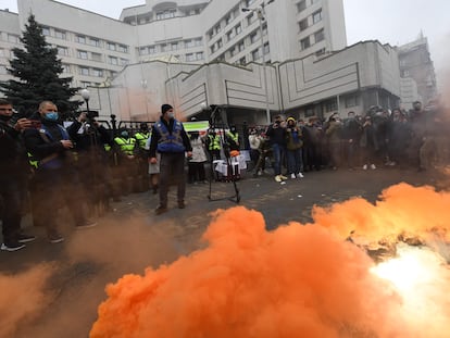 Protesta frente al Tribunal Constitucial este viernes en Kiev contra el fallo del órgano judicial que retira algunos poderes a organizaciones anticorrupción.