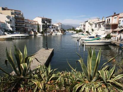 Vista de las viviendas con amarres en los canales de Empuriabrava ( Girona) , afectados por la ley de costas. 