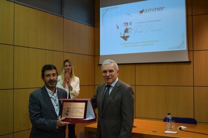 El periodista Ginés Donaire recibe el premio 'Paco Moreno' de manos del vicepresidente de AMINER, Enrique Delgado.  / AMINER