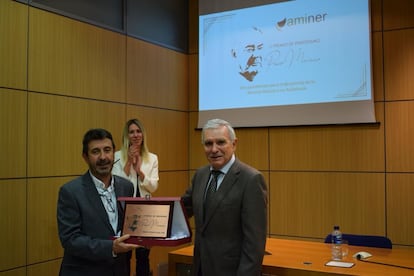 El periodista Ginés Donaire recibe el premio 'Paco Moreno' de manos del vicepresidente de AMINER, Enrique Delgado. / AMINER