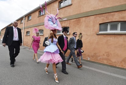 Los espectadores llegando a Ascot.