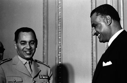 Nasser recibe en El Cairo al joven príncipe marroquí que, años más tarde, sería el rey Hassan II. Durante su residencia en El Cairo, Meneses fue testigo del movimiento panarabista liderado por el presidente egipcio.