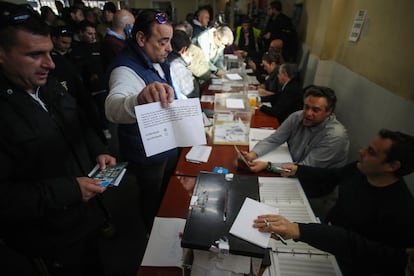 En el referéndum que determinó el inicio de la huelga participaron 8.492 taxistas, de los que 6.449 (el 75,9 %) votaron a favor de la huelga indefinida y otros 1.590 (el 18,7 %) se mostraron partidarios de convocar paros, pero de manera programada y concreta.