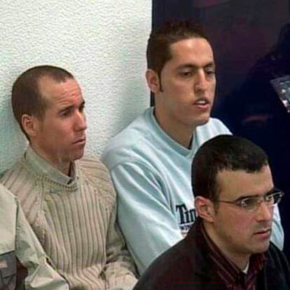 De izquierda a derecha, Abdelila el Fadual, Rachid Aglif y Mohamed Bouharrat, en el juicio.