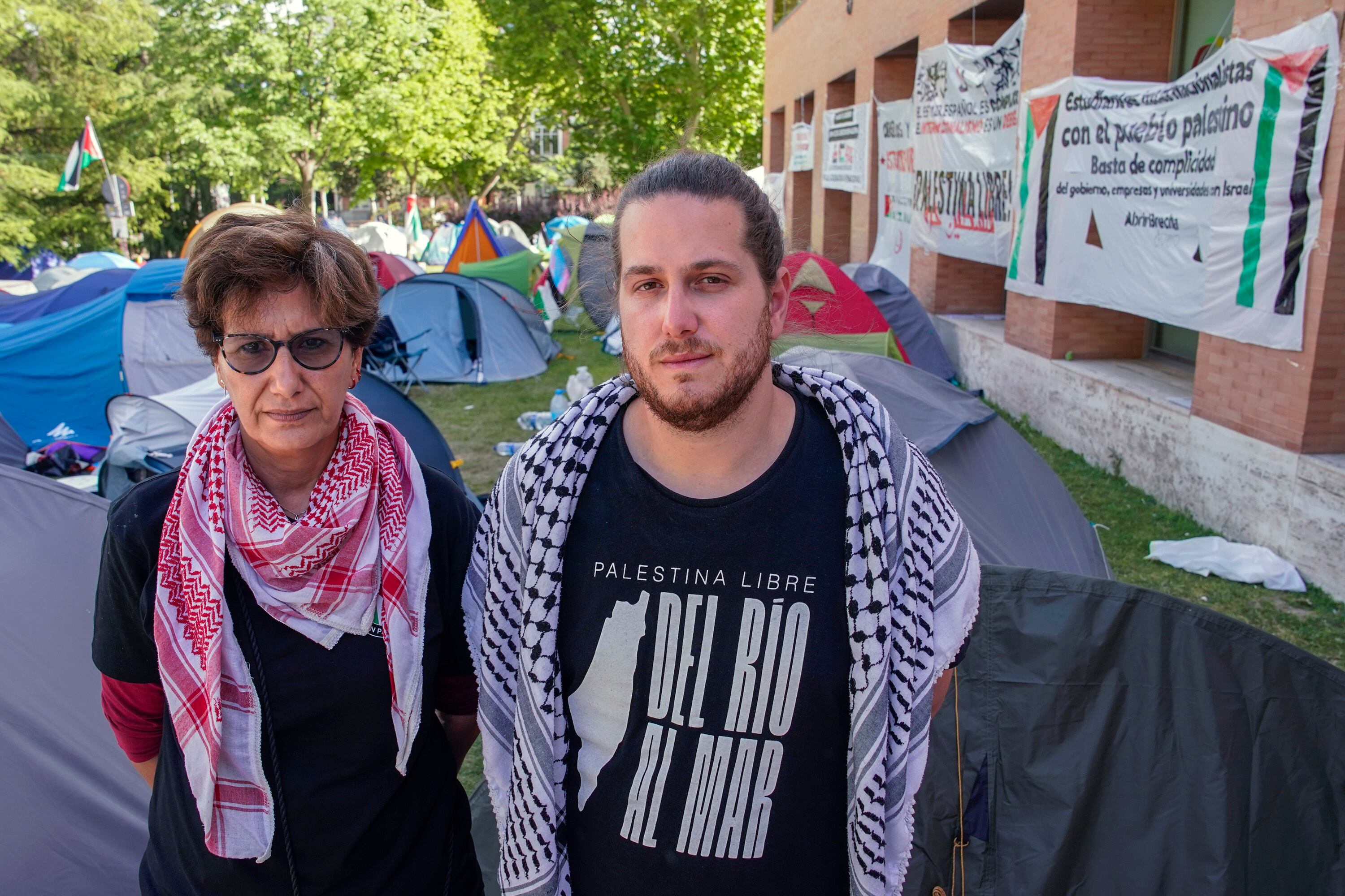 A la izquierda Jaldía Abubadkra y a la derecha Saad Yousef el pasado sábado en la acampada de Ciudad Universitaria en Madrid.