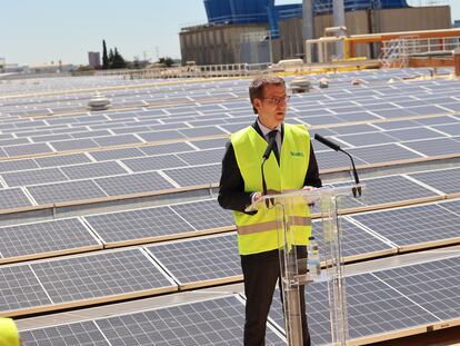 El presidente del Partido Popular, Alberto Núñez Feijóo, interviene en una rueda de prensa durante su visita a la empresa Nurel, este viernes en Zaragoza.