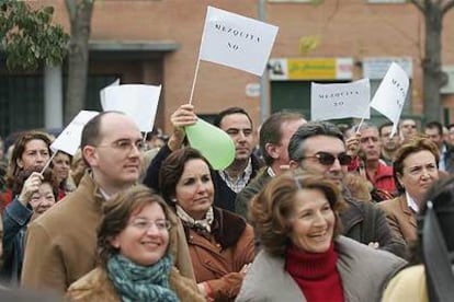 Vecinos de Los Bermejales, durante la asamblea celebrada ayer contra la mezquita.