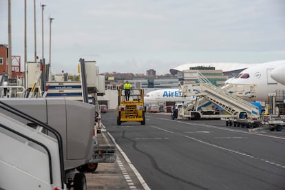 Trabajadores de Barajas en la zona de cargo del aeropuerto.