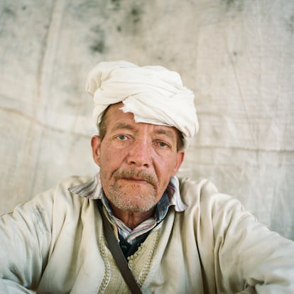 Hamdani es un granjero en el oasis de Zagora, un lugar ferozmente afectado por la escasez de agua. Hamdani le dijo al fotógrafo que agradece a la 'baraka' (buena suerte o bendición) de Dios poder regar sus cultivos cada día”. Abril de 2022. 