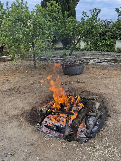 La hoguera para hornear cerámica.