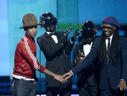 Pharrell Williams, Daft Punk (Thomas Bangalter y Guy-Manuel de Homem-Christo) y Nile Rodgers recogiendo el premio Grammy por 'Get Lucky'  en 2014, en el Staples Center de Los Ángeles.