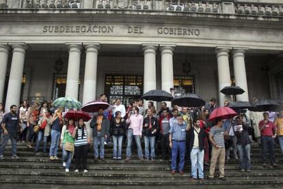 Concentración de periodistas delante del edificio de la Subdelegación del Gobierno en Pontevedra.