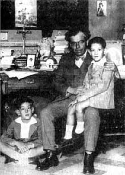 Pedro Luis de Gálvez, con sus hijos Pepe y Pedro, en 1929.