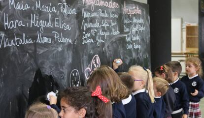 Varios alumnos escriben en una piazarra del Colegio SEK en Villanueva de la Ca&ntilde;ada.