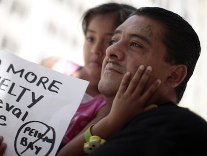 Un antiguo preso en una protesta en Los &Aacute;ngeles.