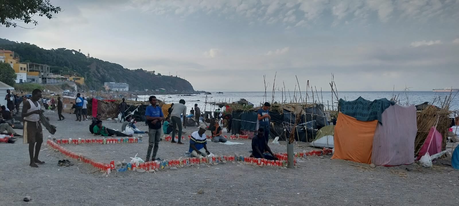 Mezquita improvisada en la playa del Trampolín, en Ceuta el 16 de agosto.