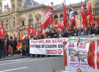 Manifestación celebrada ayer en San Sebastián contra los recortes.