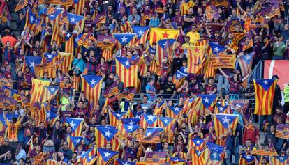 Aficionados del Bar&ccedil;a con esteladas.