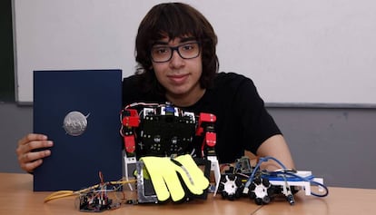 Joel Romero, con su prototipo y el premio de la NASA.