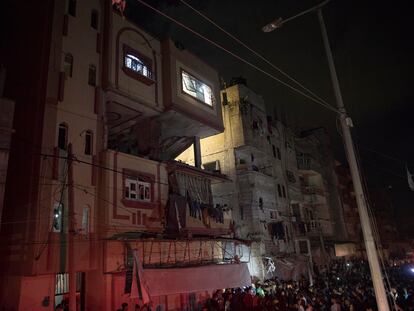 Ciudadanos palestinos buscaban el viernes a las víctimas de la familia Radwan bajo los escombros después de que un ataque aéreo israelí alcanzara su casa en el campo de refugiados de Rafah, al sur de la franja de Gaza.